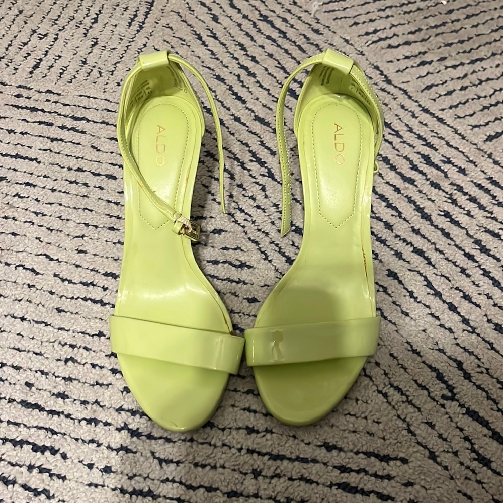 New without tags green aldo heels